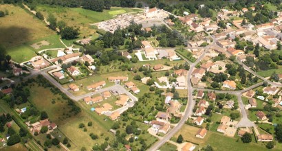 Ménesplet vue aérienne du bourg
